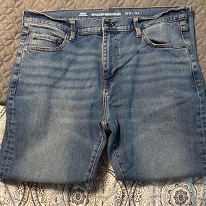 Amazon Essentials Men's Relaxed Blue Jeans